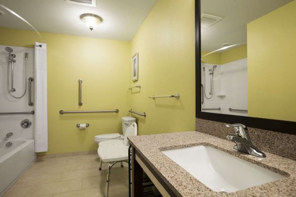 Days Inn & Suites Altoona (Bellwood)